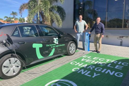 Eerste van 55 laadpalen geïnstalleerd bij TUI hoofdkantoor Curaçao