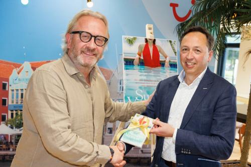 De CPNB en TUI geven startschot voor campagne 'Zomerlezen'